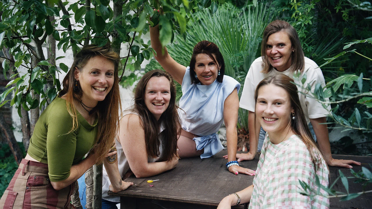 Het team van LP-Thuisverpleging samen rond een tuintafel.